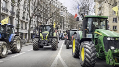 Photo of Французскія фермеры пратэстуюць на трактарах у цэнтры Парыжа