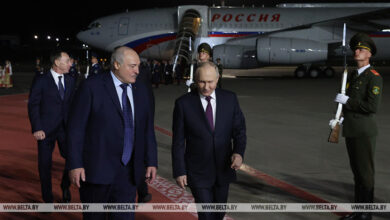 Photo of Lukashenko welcomes Putin upon arrival