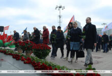 Photo of Belarusians lay flowers at Lenin’s monument in Nezavisimosti Square in Minsk | Belarus News | Belarusian news | Belarus today | news in Belarus | Minsk news | BELTA