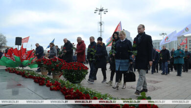 Photo of Belarusians lay flowers at Lenin’s monument in Nezavisimosti Square in Minsk | Belarus News | Belarusian news | Belarus today | news in Belarus | Minsk news | BELTA